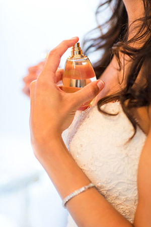 femme qui se perfume