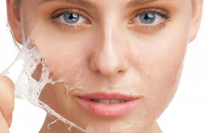 Le gommage de la peau pour éliminer les peaux mortes